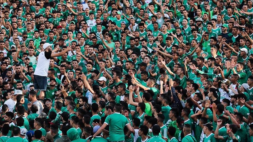 (رجاوي فلسطيني).. جمهور الرجاء المغربي يتضامن مع غزة (الأناضول)