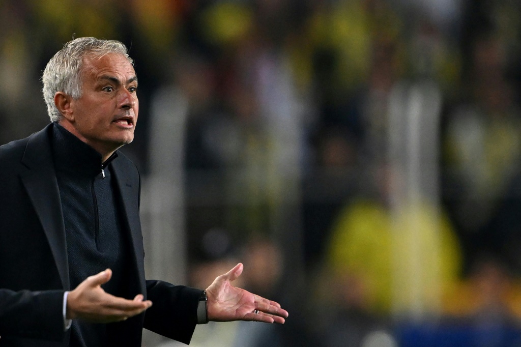 المدرب البرتغالي لفنربهتشه التركي جوزيه مورينيو يتفاعل بعد حصوله على بطاقة حمراء في مواجهة مانشستر يونايتد الإنكليزي ضمن الجولة الأولى من الدوري الأوروبي "يوروبا ليغ". اسطنبول، في 24 تشرين الأول/أكتوبر 2024. (أ ف ب)