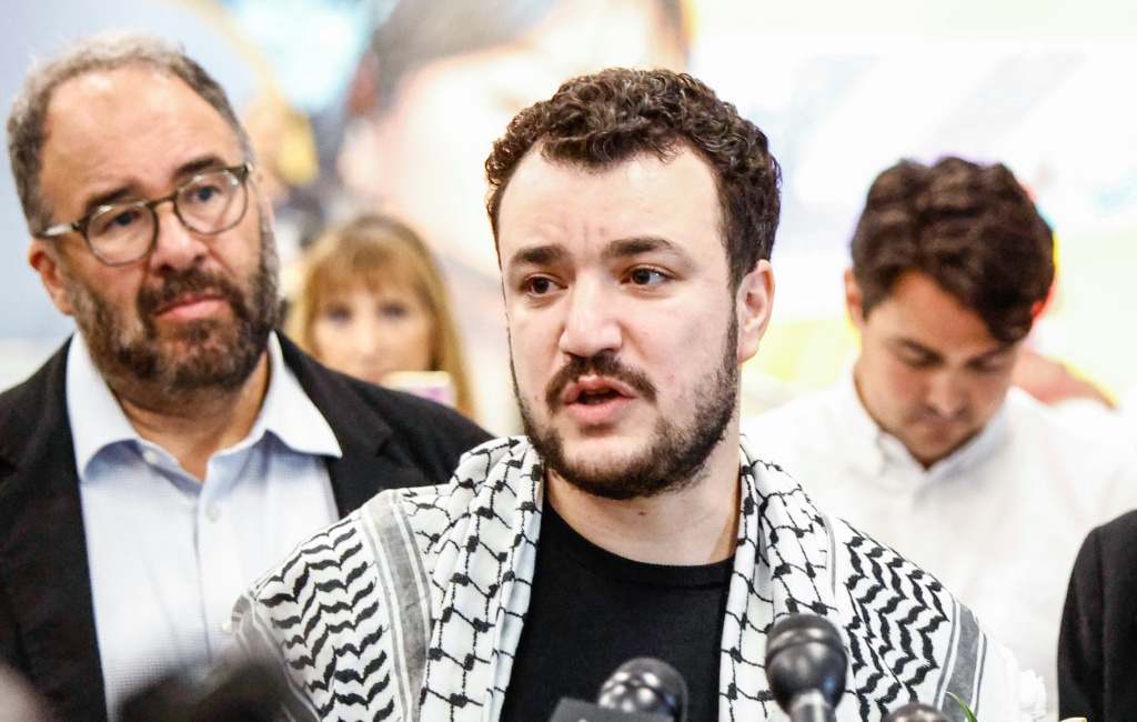 الناشط المؤيد للفلسطينيين محمود خليل في نيوجيرزي بتاريخ 21 حزيران/يونيو 2025 (أ ف ب)