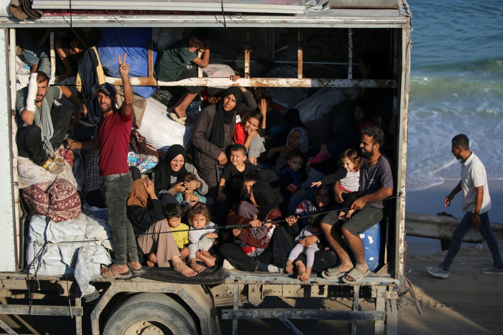 نازحون فلسطينيون على طريق في منطقة مخيم النصيرات بوسط قطاع غزة بعد امر اسرائيلي جديد باخلاء مدينة غزة في 18 ايلول/سبتمبر 2025 (أ ف ب)