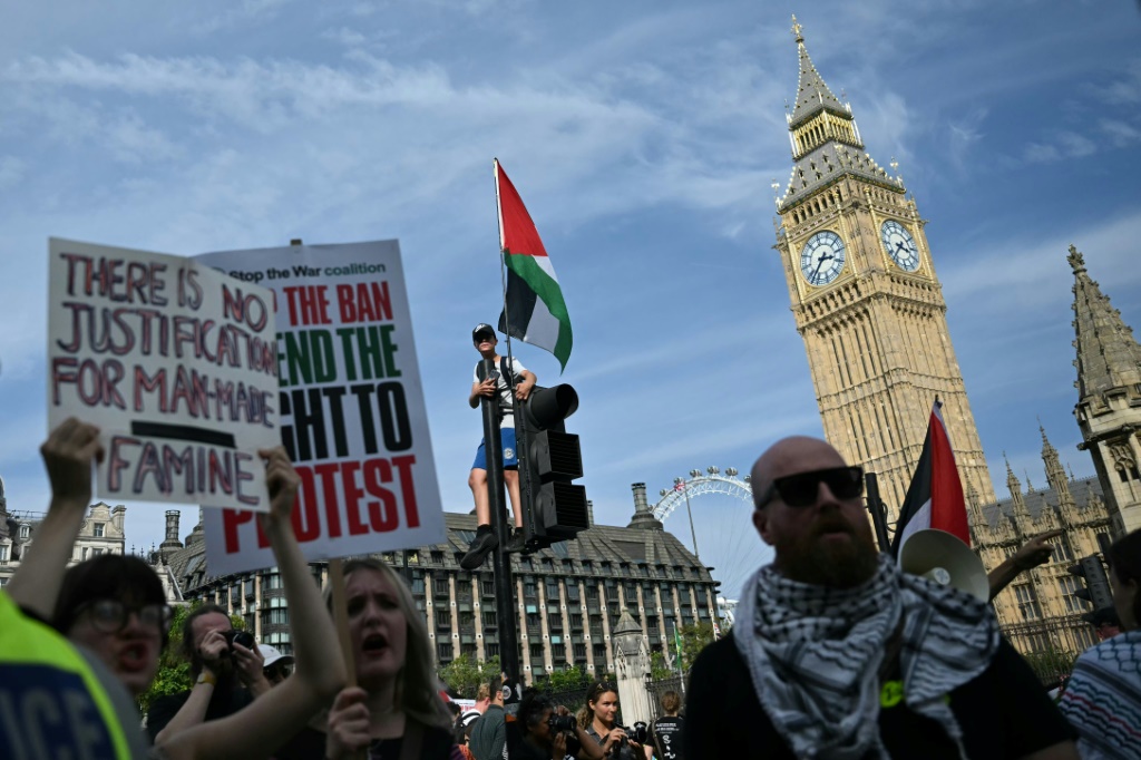 مشاركون في تظاهرة مؤيدة للفلسطينيين في وسط لندن في السادس من أيلول/سبتمبر 2025 (ا ف ب)