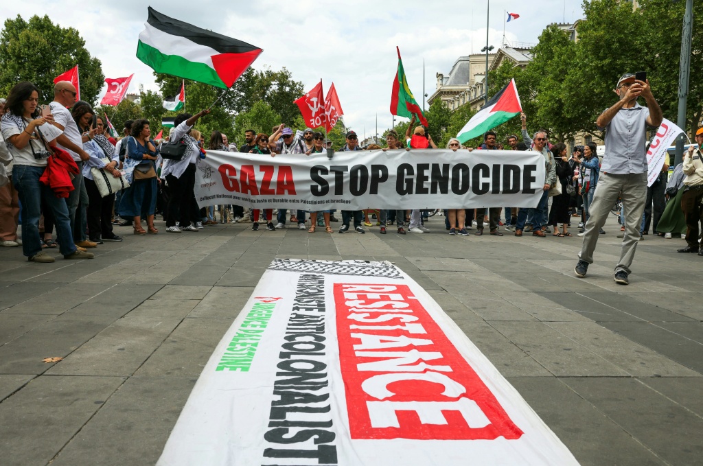 محتجون أثناء تظاهرة مؤيجة للفلسطينيين في باريس بتاريخ 2 آب/اغسطس 2025 (أ ف ب)