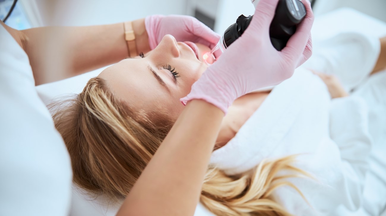 لماذا يعتبر الخريف والشتاء (الموسم الذهبي) لعمليات التجميل؟ (زهرة الخليج)
