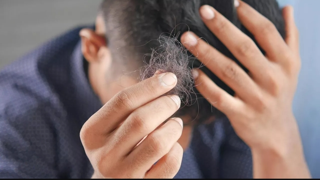 دراسة: عينات الشعر تكشف مخاطر الصحة النفسية لدى الأطفال المصابين بأمراض مزمنة (أونسبلاش)
