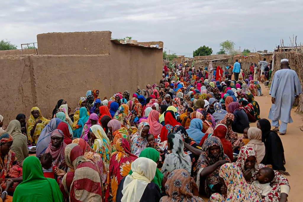سكان سودانيون يتجمعون للحصول على وجبات مجانية في الفاشر بتاريخ 11 آب/اغسطس 2025 (أ ف ب)