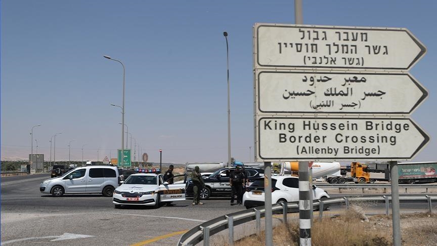 إصابة 6 فلسطينيين باعتداء الجيش الإسرائيلي على معبر الكرامة (الأناضول)