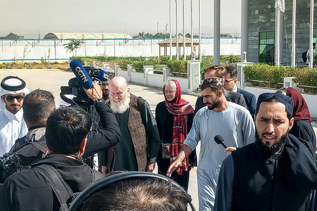 المواطنان البريطانيان بيتر رينولدز وزوجته باربرا بعد إطلاق سراحهما، في مطار كابول في 19 أيلول/سبتمبر 2025 (أ ف ب)