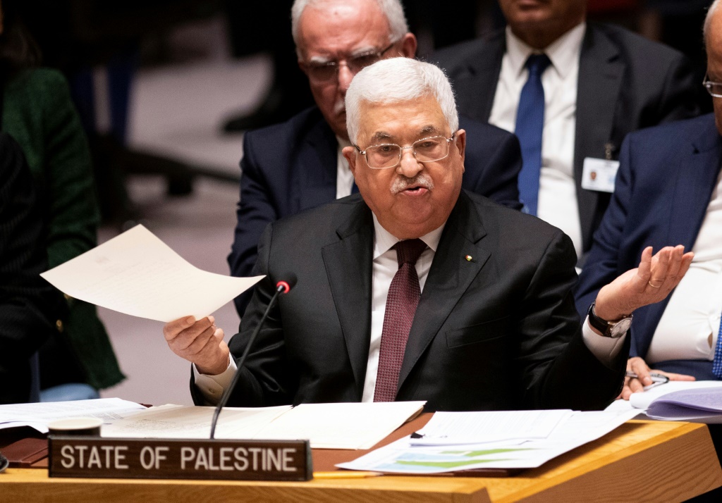 رئيس السلطة الفلسطينية محمود عباس أثناء حضوره افتتاح المركز الاستشاري لعلاج السرطان في رام الله بتاريخ 14 أيار/مايو 2025 (أ ف ب)