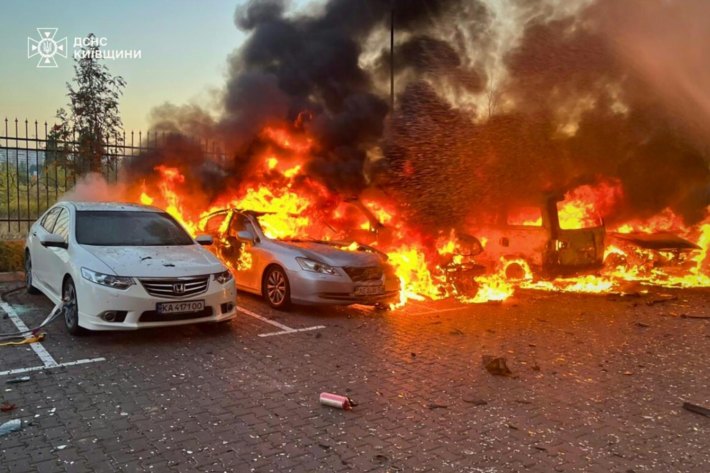 صورة التقطتها ونشرتها هيئة الطوارئ الأوكرانية في 20 أيلول/سبتمبر 2025 تظهر سيارات محترقة في موقف للسيارات بعد هجوم جوي في موقع غير معلوم في منطقة كييف (أ ف ب)