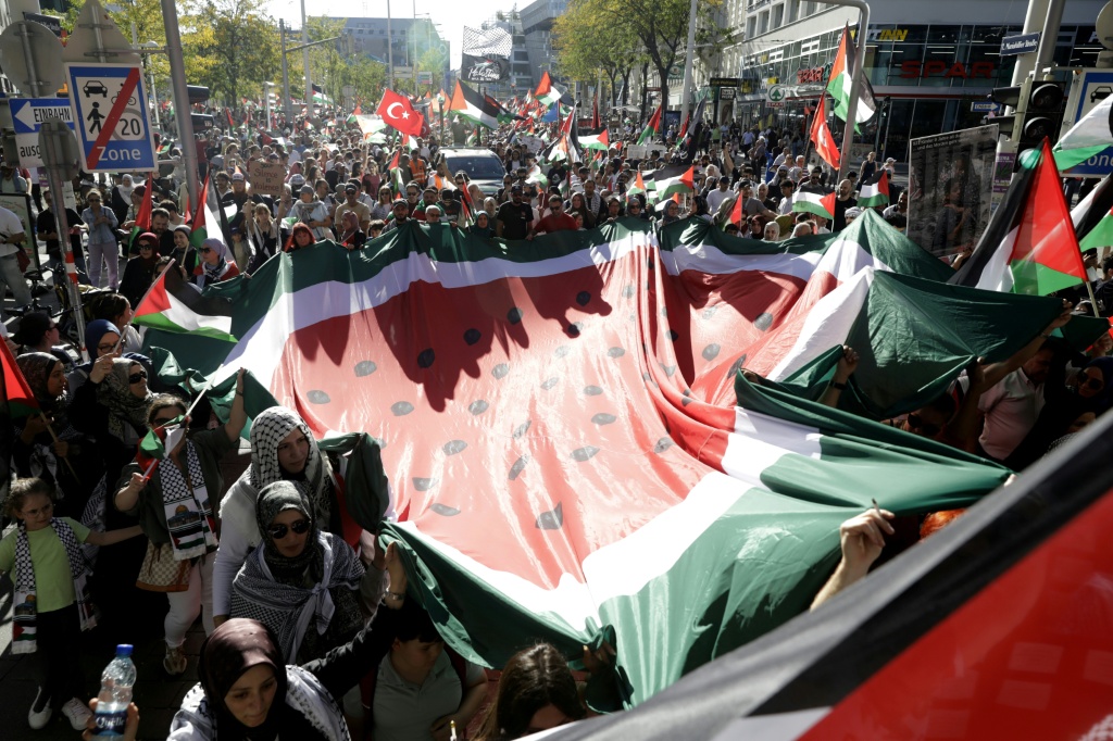 مشاركون في تظاهرة في فيينا تنديدا بالحرب الاسرائيلية على غزة في 20 ايلول/سبتمبر 2025 (أ ف ب)