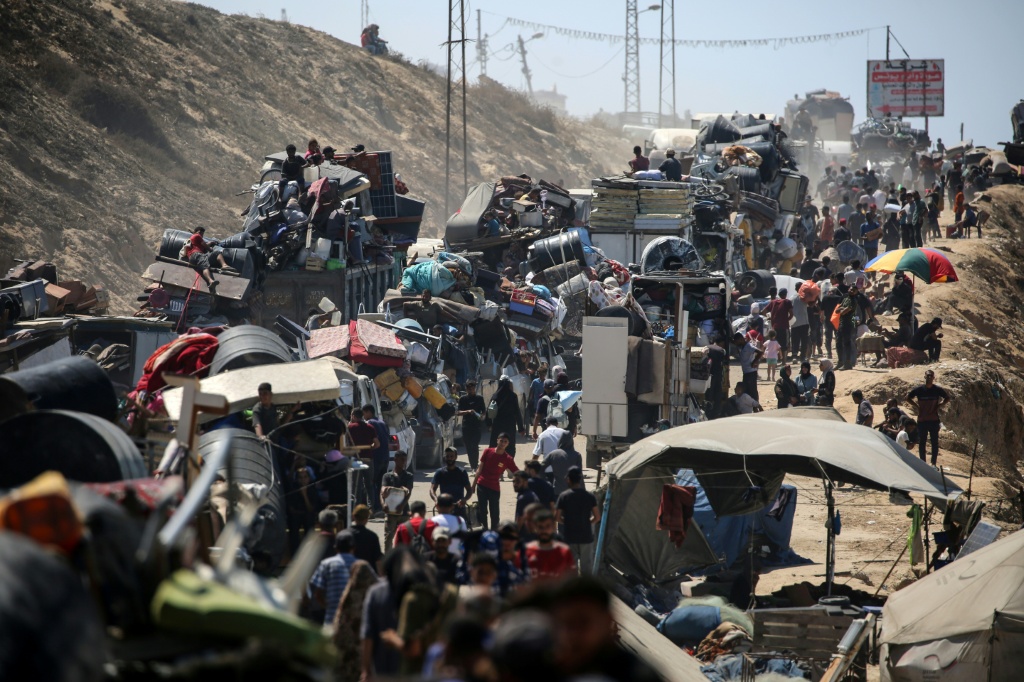 فلسطينيون قرب مخيم النصيرات في وسط قطاع غزة ينزحون في اتجاه الجنوب في 19 أيلول/سبتمبر 2025 (أ ف ب)