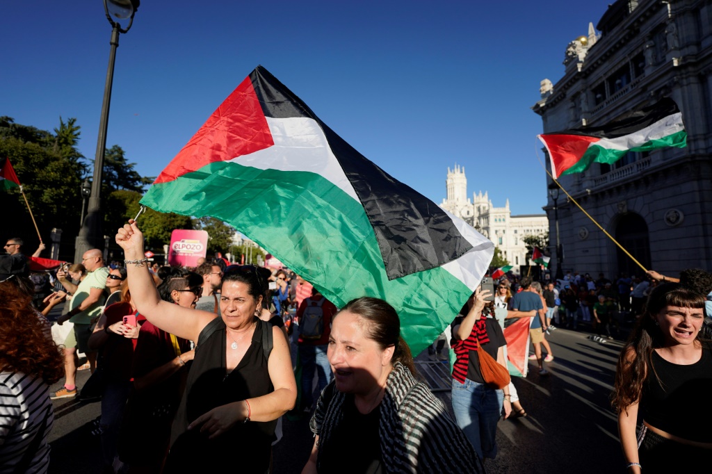 ذكرت الصحيفة في تقرير لها أن كثيرين فوجئوا مؤخرا في قلب نيويورك بلافتة إعلانية ضخمة رفعت في ميدان تايمز سكوير تتهم إسرائيل بارتكاب حرب إبادة في غزة، وذلك بعد ساعات من توجيه لجنة الأمم المتحدة هذا الأسبوع تلك التهمة لإسرائيل (أ ف ب)