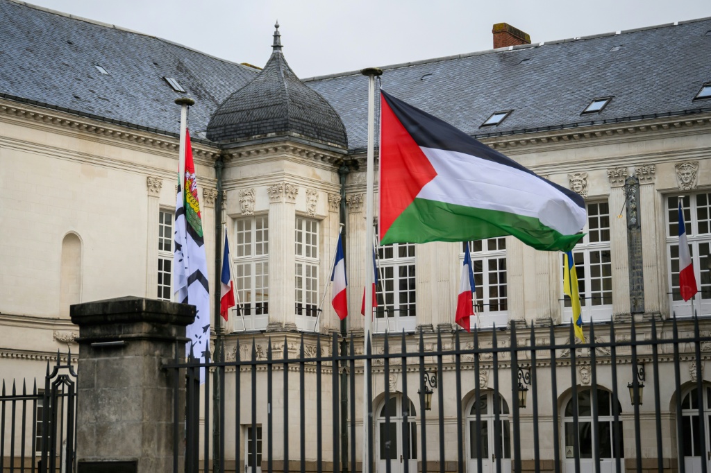 علم فلسطين يرفرف عند مدخل مبنى بلدية نانت في اليوم الذي تخطط فيه فرنسا للاعتراف بدولة فلسطينية في الأمم المتحدة في 22 أيلول/سبتمبر 2025 (أ ف ب)