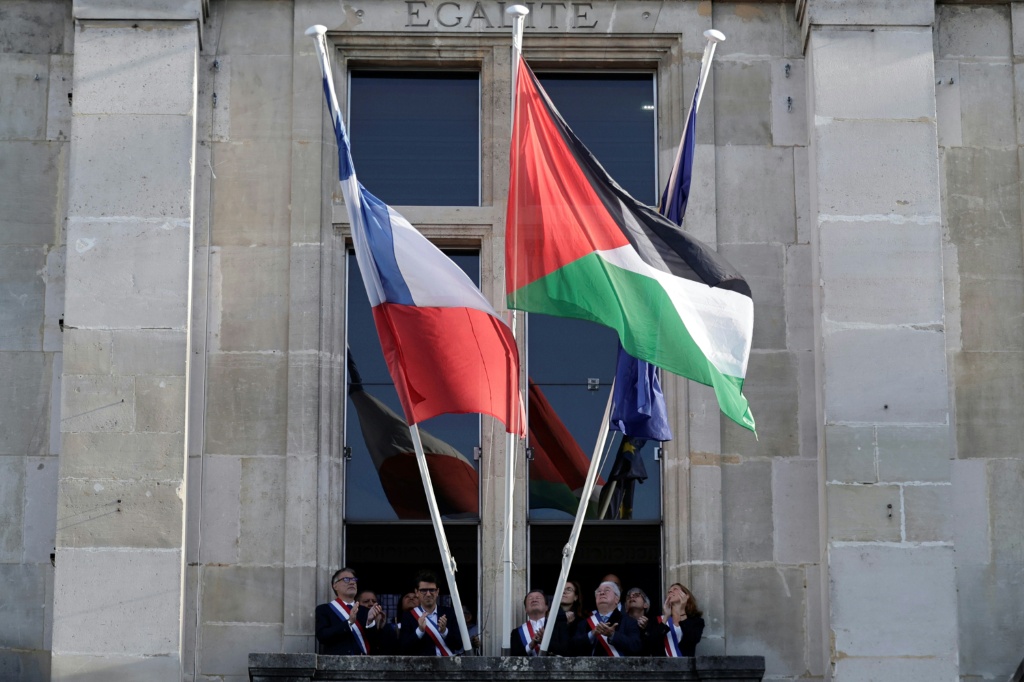 الأمين الأول للحزب الاشتراكي الفرنسي أوليفييه فور خلال حفل رفع العلم الفلسطيني فوق مبنى بلدية سان دوني بالقرب من باريس، في 22 أيلول/سبتمبر 2025 (أ ف ب)
