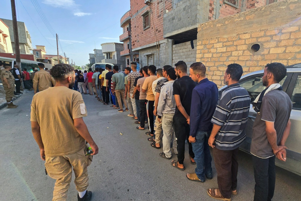 أفراد من جهاز مكافحة الهجرة غير الشرعية في ليبيا يوقفون مهاجرين غير مسجلين بعد اقتحام مسكن في طرابلس في 26 تموز/يوليو 2025 (أ ف ب)