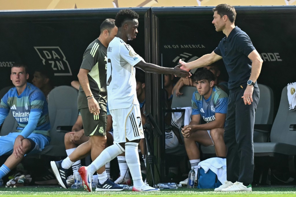 البرازيلي فينيسيوس جونيور (يسار) يصافح مدربه شابي ألونسو في ريال مدريد الإسباني، خلال مواجهة باريس سان جرمان الفرنسي ضمن مونديال الأندية لكرة القدم. ملعب ميتلايف، نيوجيرسي، في 9 تموز/يوليو 2025 (أ ف ب)