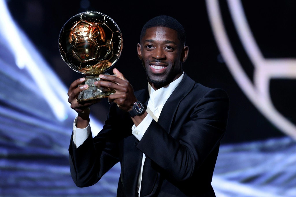 الفرنسي عثمان ديمبيليه مع الكرة الذهبية لأفضل لاعب. باريس في 22 أيلول/سبتمبر 2025  (أ ف ب)
