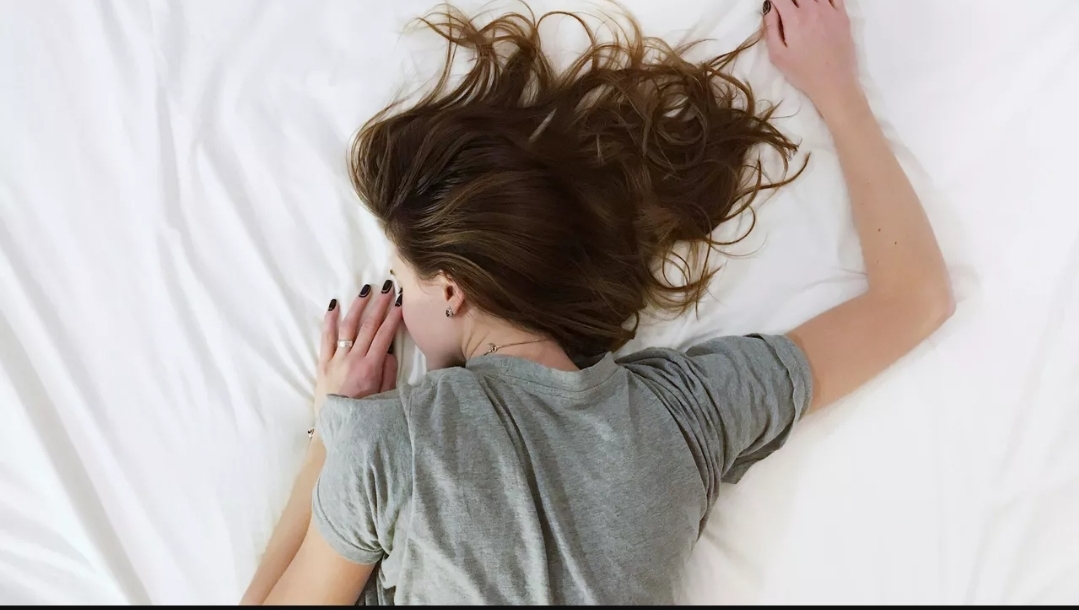 دراسة تكشف عن نظام في الدماغ يعمل على إصلاح جسمك أثناء النوم (أونسبلاش)