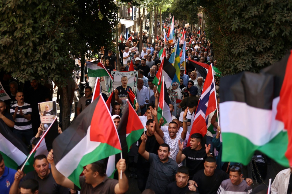 فلسطينيون يحتفلون باعتراف دول غربية بدولة فلسطينين في الضفة الغربية المحتلة في 23 أيلول/سبتمبر 2025 (أ ف ب)
