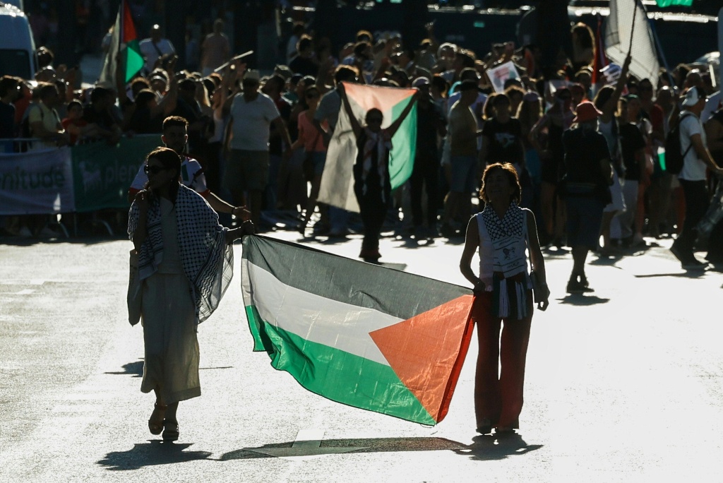 متظاهرون مؤيدون للفلسطينيين يقاطعون سباق لا فويلتا في مدريد في 14 أيلول/سبتمبر 2025 (أ ف ب)