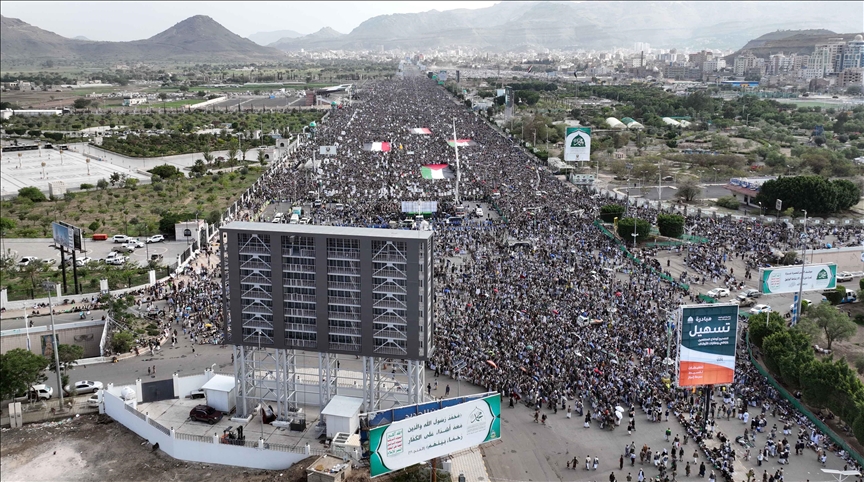 رفع المحتجون لافتات تندد بمواصلة إسرائيل ارتكاب الإبادة الجماعية والتجويع الممنهج لنحو 2.4 مليون فلسطيني في غزة، كما رددوا شعارات بينها "طلاب العلم هنا احتشدوا.. وعلى نصر الحق اتحدوا" (الاناضول)