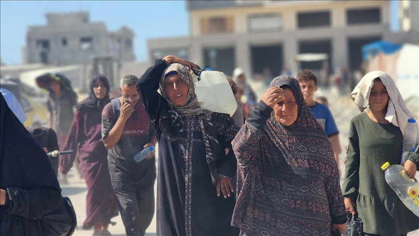 هجرتهم إسرائيل وتعطشهم.. مليون فلسطيني تذوي أعوادهم بـ(المواصي) (الأناضول)