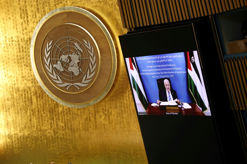 الرئيس الفلسطيني محمود عباس يتحدث عبر الفيديو خلال قمة بشأن حل الدولتين في الجمعية العامة للأمم المتحدة في 22 أيلول/سبتمبر 2025 (أ ف ب)