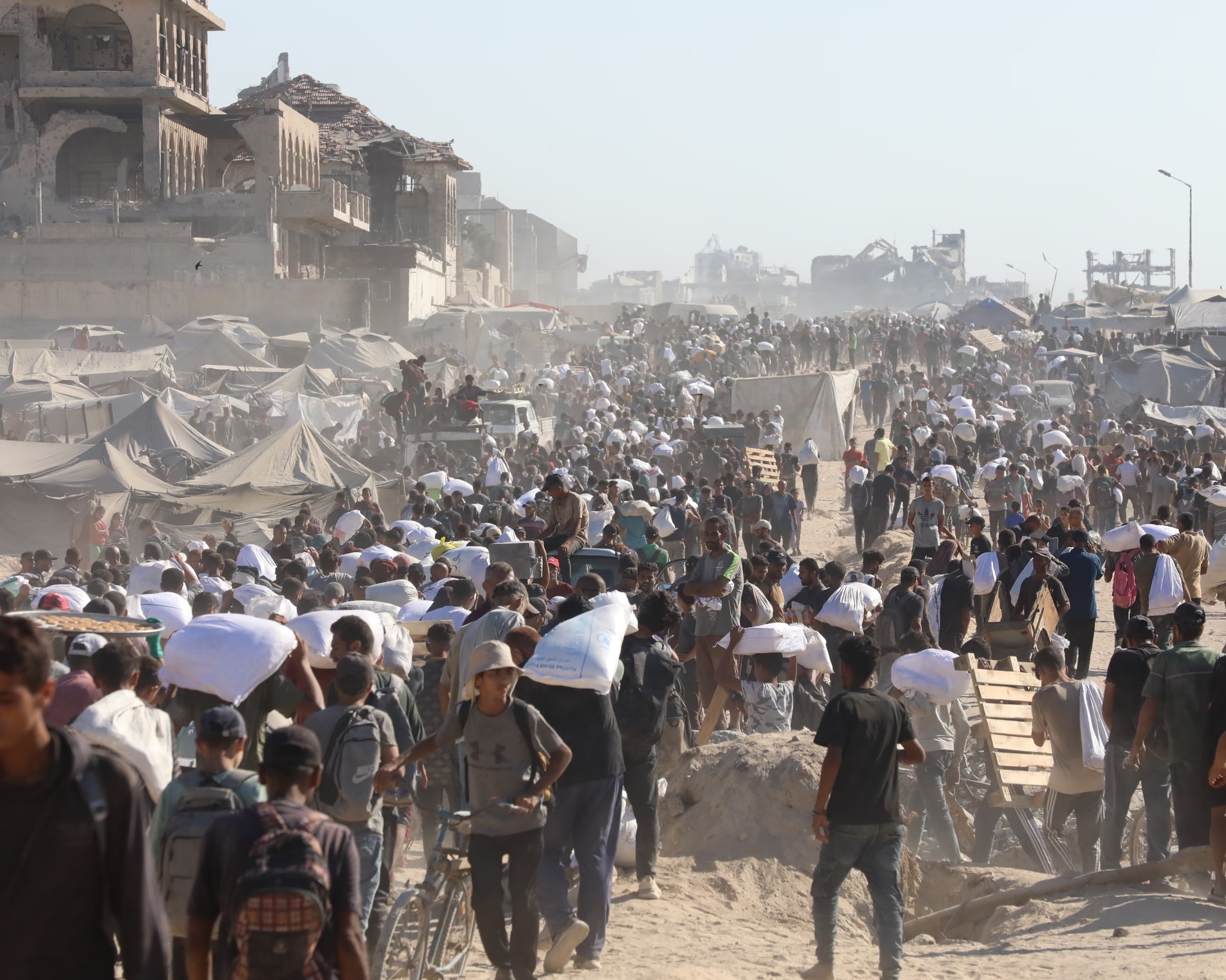 تفاقم معاناة مئات آلاف النازحين في قطاع غزة، “جراء جريمة التهجير القسري التي يواصل الاحتلال الإسرائيلي (الأناضول)