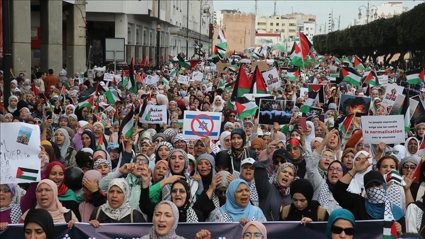 مئات المغاربة يتظاهرون دعما لـ(أسطول الصمود) ويطالبون بحمايته (الأناضول)