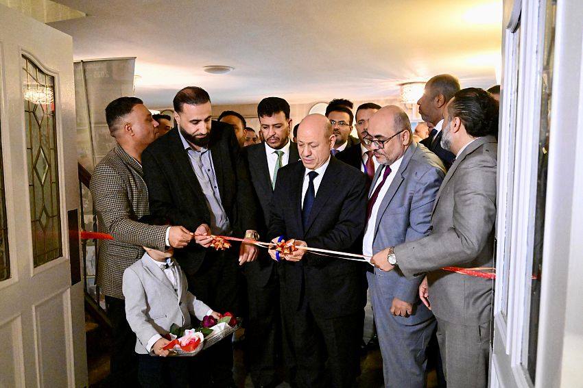  الرئيس الدكتور رشاد محمد العليمي، رئيس مجلس القيادة الرئاسي اليمني يفتتح المعرض والى جواره الأستاذ صالح البيضاني المؤسس والمدير العام  لدار نشر عناوين Books (سبا)