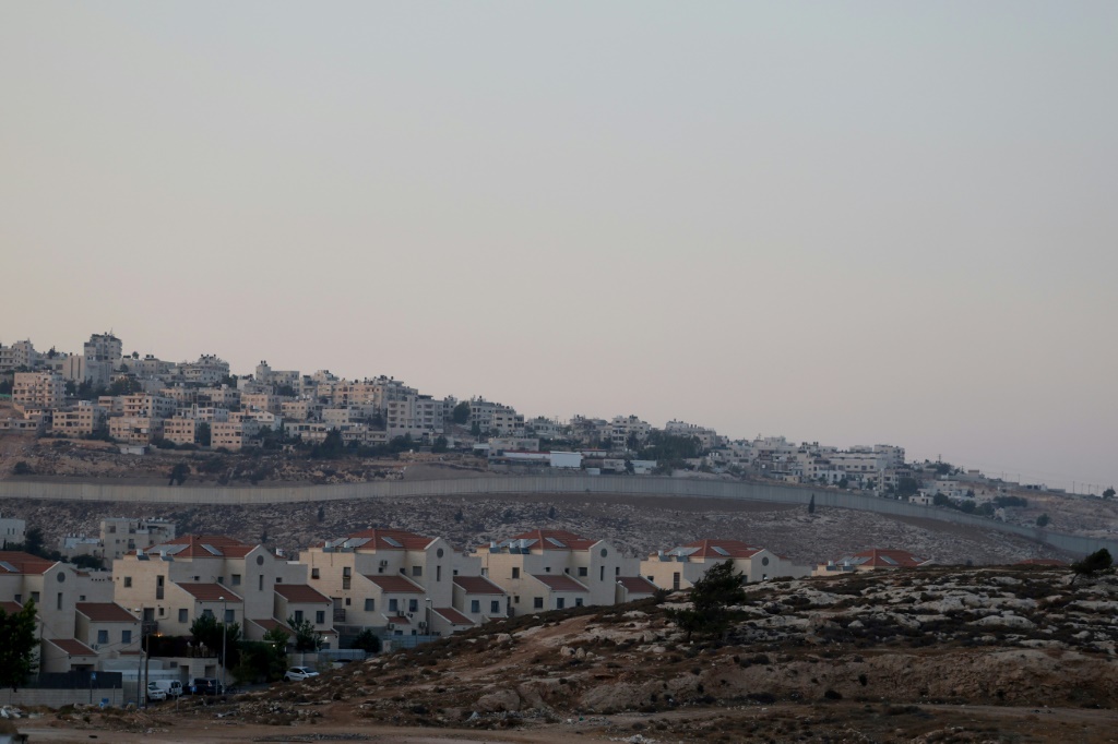 مستوطنة النبي يعقوب في شمال القدس الشرقية في الضفة الغربية المحتلة في 15 أيلول/سبتمبر 2025 (أ ف ب)