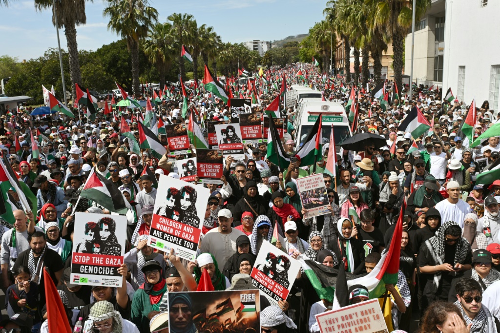 متظاهرون يرفعون لافتات وأعلام فلسطينية في مسيرة دعم لغزة، في كيب تاون في 27 أيلول/سبتمبر 2025 (أ ف ب)