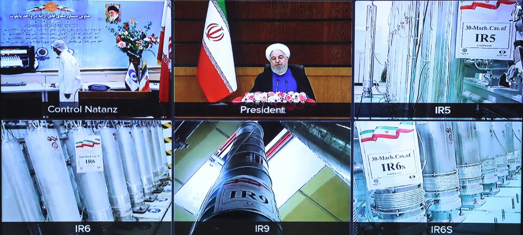 صورة وزعها مكتب الرئاسة الإيراني بتاريخ 10 نيسان/أبريل 2021 تظهر لقطة من فيديو لمؤتمر عبر الفيديو يظهر لقطات من محطة نطنز لتخصيب اليوانيوم والرئيس السابق حسن روحاني في طهران (أ ف ب)