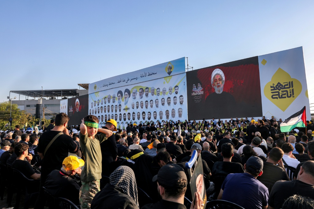 حشد من مناصري حزب الله يحيون الذكرى الاولى لاغتيال الامين العام السابق للحزب حسن نصرالله في ضاحية بيروت الجنوبية في 27 ايلول/سبتمبر 2025 (أ ف ب)