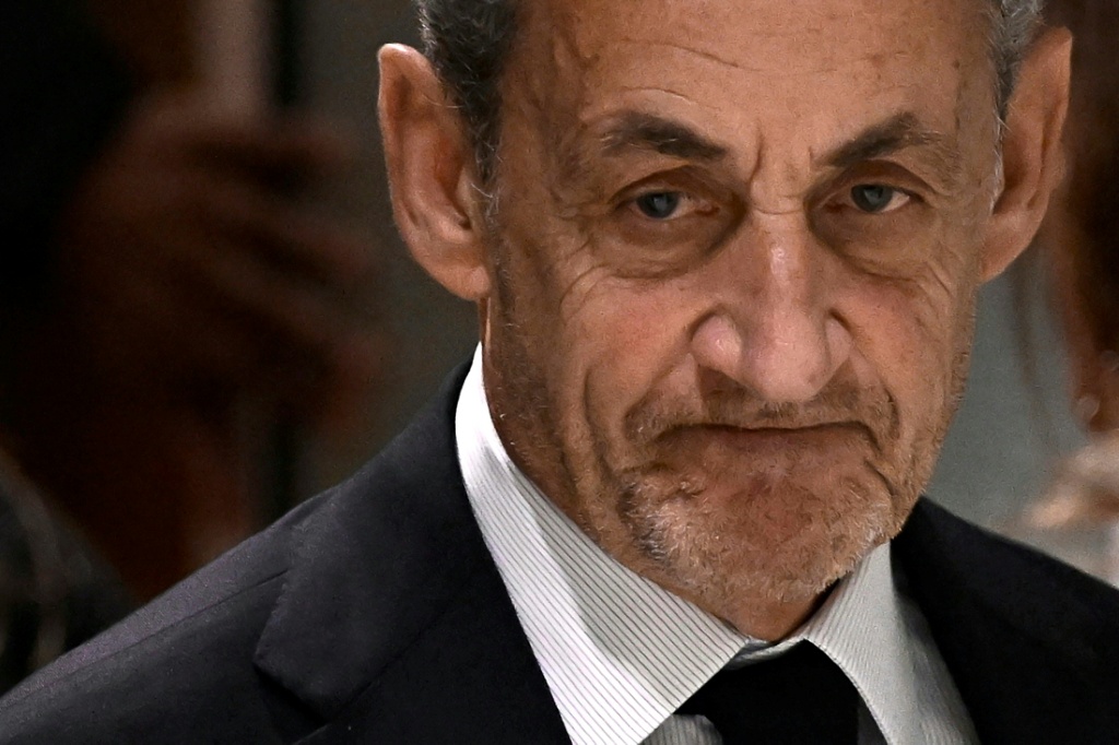الرئيس الفرنسي السابق نيكولا ساركوزي مغادرا المحكمة في باريس بعد صدور الحكم في قضية التمويل الليبي لحملته الانتخابية في 2007، في 25 أيلول/سبتمبر 2025 (أ ف ب)