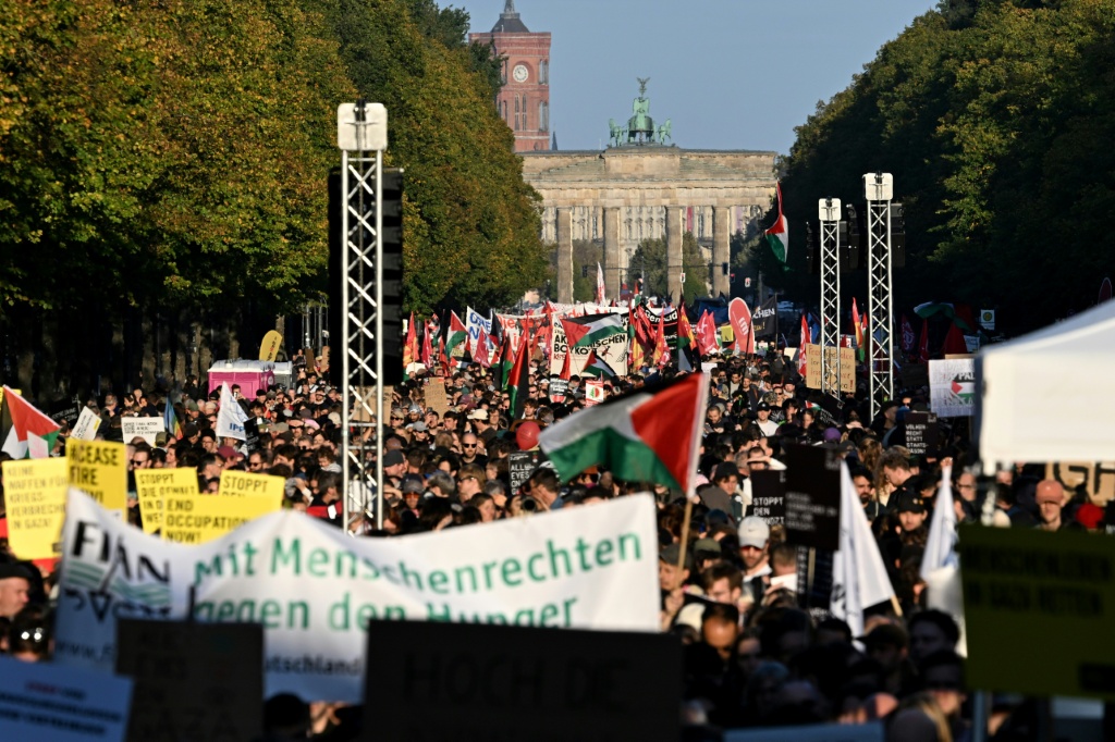 متظاهرون يرفعون لافتات واعلاما فلسطينية قرب بوابة براندنبورغ في برلين في 27 ايلول/سبتمبر 2025 (أ ف ب)