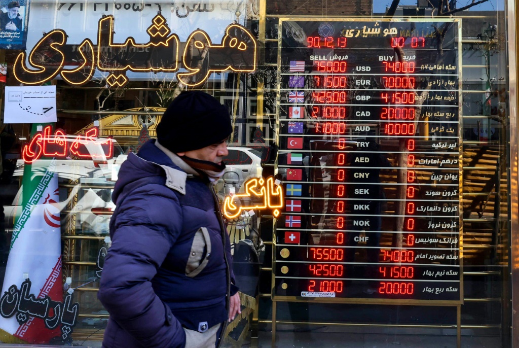 أعلن الاتحاد الأوروبي، اليوم الأحد، تفعيل العقوبات الأممية والأوروبية المفروضة على إيران على الفور بموجب "آلية الزناد" (أ ف ب)