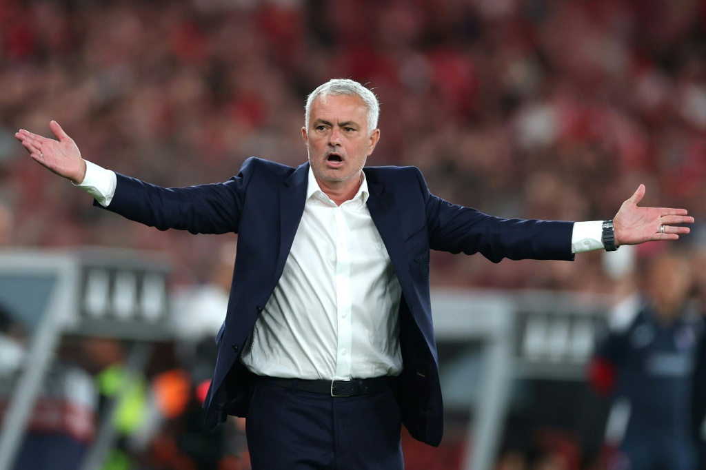 جوزيه مورينيو مدرب بنفيكا في مواجهة جيل فيسينتي ضمن الدوري البرتغالي لكرة القدم، لشبونة، في 26 أيلول/سبتمبر 2025 (أ ف ب)