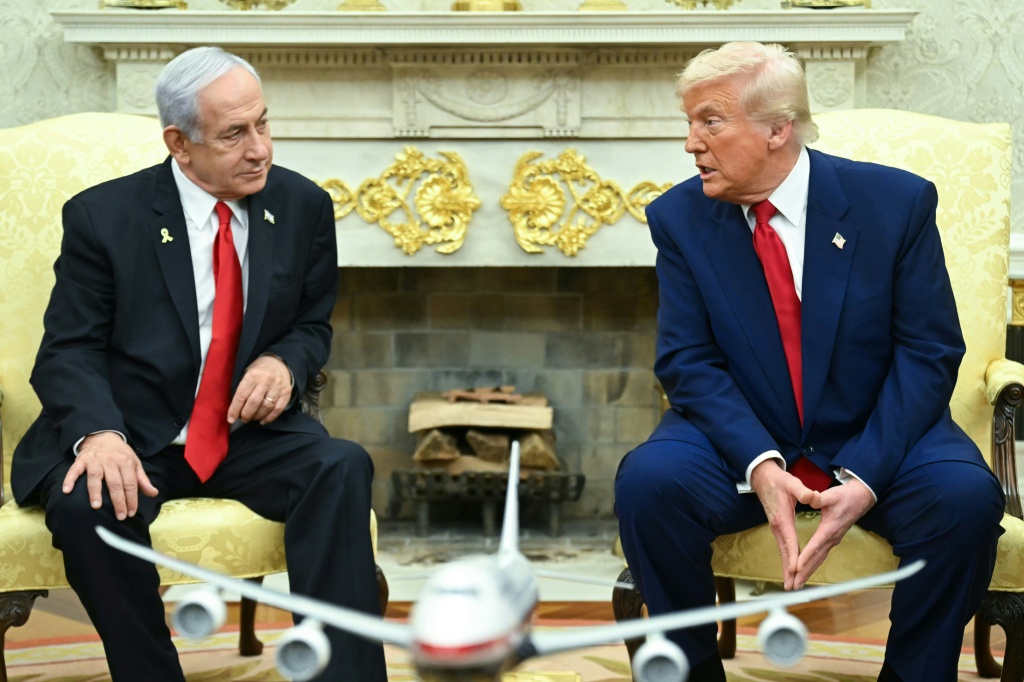 الرئيس الأميركي دونالد ترامب ورئيس الوزراء الإسرائيلي بنيامين نتانياهو في البيت الأبيض بتاريخ 7 نيسان/أبريل 2025 (أ ف ب)