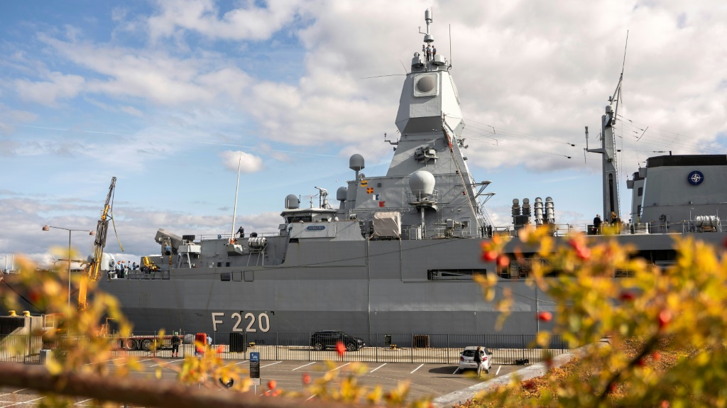 الفرقاطة هامبورغ (F220) التابعة للبحرية الألمانية راسية في ميناء كوبنهاغن في 28 أيلول/سبتمبر 2025، حيث ستبقى خلال قمة الاتحاد الأوروبي المقبلة (أ ف ب)