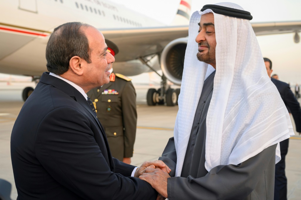 الرئيس المصري، عبد الفتاح السيسي ورئيس دولة الإمارات العربية المتحدة، الشيخ محمد بن زايد (أ ف ب)