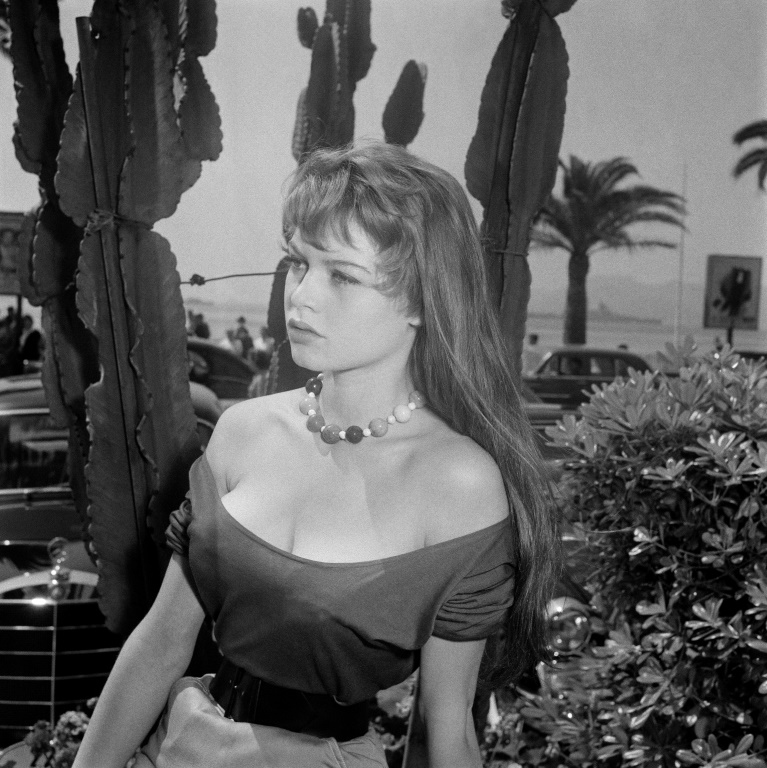 بريجيت باردو خلال الدورة الثامنة من مهرجان كان السينمائي في جنوب فرنسا في أيار/مايو 1955 (أ ف ب)
