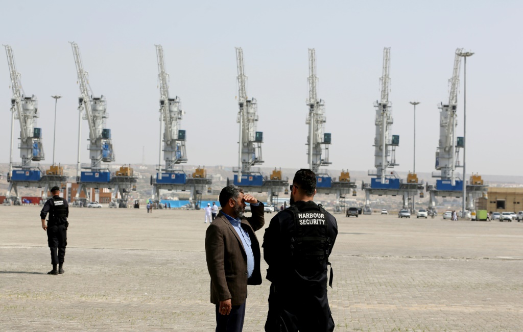 عناصر أمن يقفون خلال حفل افتتاح بنى تحتية جديدة في ميناء تشابهار بجنوب شرق إيران في 25 شباط/فبراير 2019 (أ ف ب)