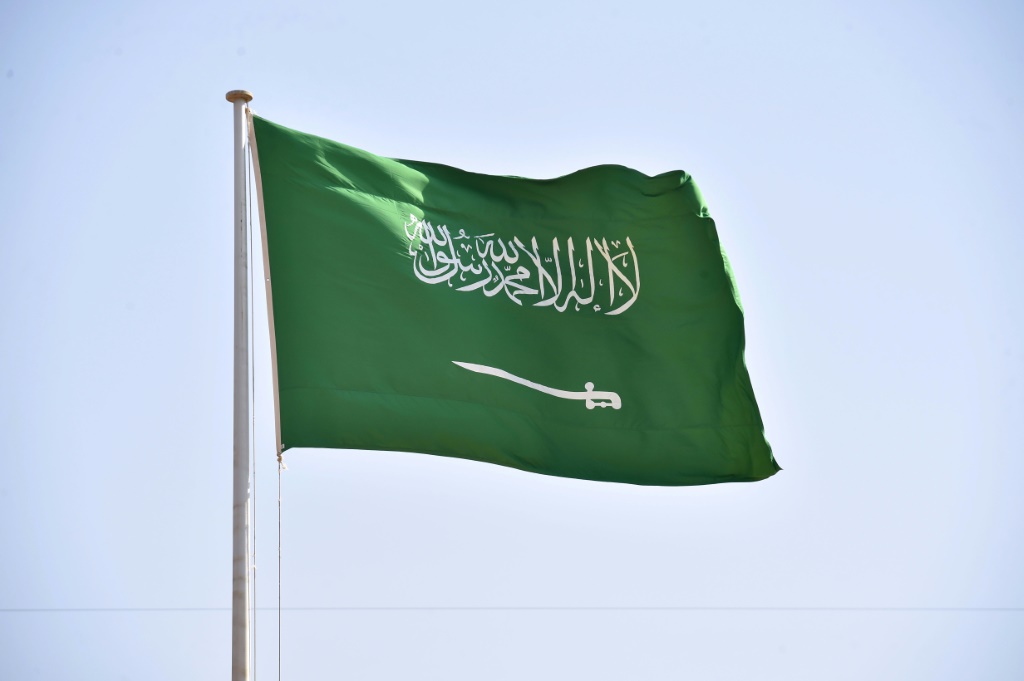أرشيفية للعلم السعودي مرفوعا في الرياض في 22 أيلول/سبتمبر 2020 (أ ف ب)