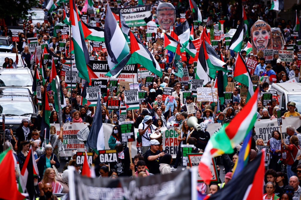 أكد تقرير الصحيفة أن الغضب الشعبي المتزايد دفع حكام القارة إلى مطالبة رئيس الوزراء الإسرائيلي بنيامين نتنياهو بوقف الحرب وإدخال المساعدات بعد أشهر من الصمت (أ ف ب)
