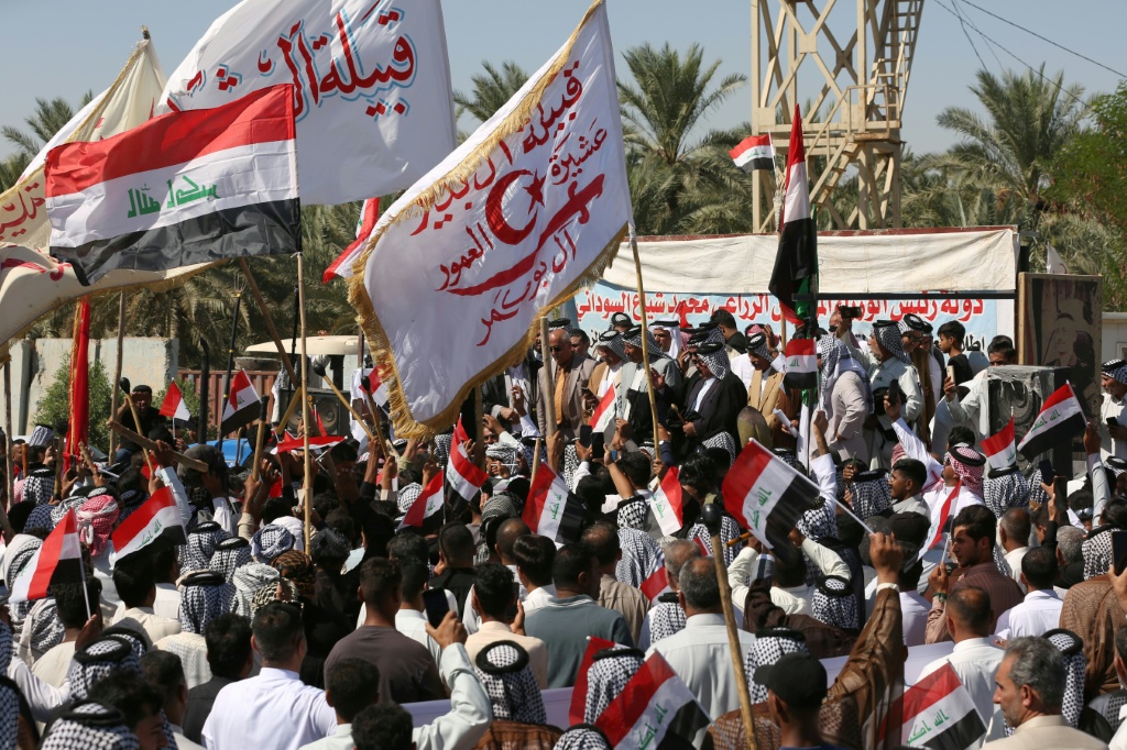 مزارعون عراقيون يتظاهرون في الديوانية في وسط البلاد في 4 تشرين الأول/اكتوبر 2025 (أ ف ب)