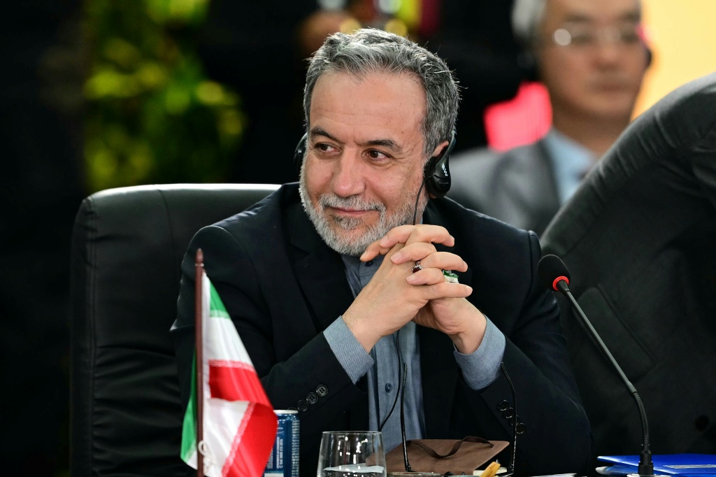 وزير الخارجية الإيراني عباس عراقجي خلال الجلسة العامة الثانية لقمة دول بريكس في ريو دي جانيرو بالبرازيل في 6 تموز/يوليو 2025 (أ ف ب)