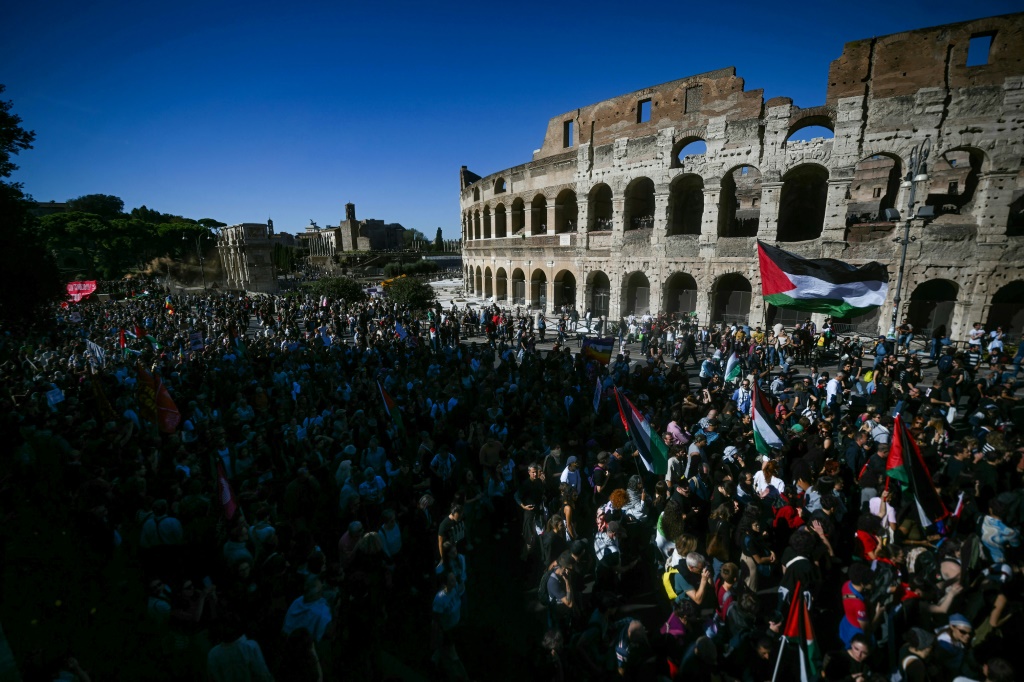 متظاهرون مؤيدون للفلسطينيين يسيرون أمام الكولوسيوم في احتجاج دعماً للشعب الفلسطيني وضد اعتراض إسرائيل لأسطول الصمود العالمي في روما في 4 تشرين الأول/اكتوبر 2025 (أ ف ب)