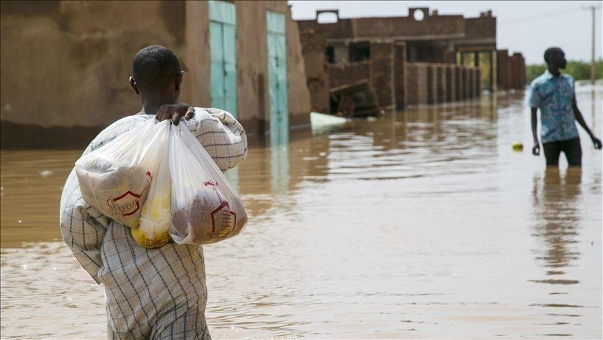 أفادت المنظمة، في بيان، بأن الفيضانات في مناطق "الفكي هاشم، والجعليين، والخليلة، ودرملي بمدينة بحري، أدت إلى نزوح نحو 1200 أسرة" (الاناضول)