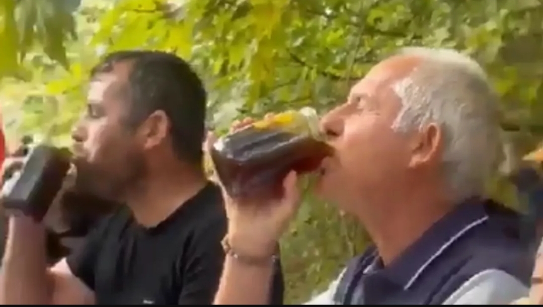 ستيني يشرب كيلو عسل دفعة واحدة خلال 57 ثانية ويثير الجدل (متداول على منصة إكس)